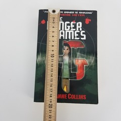 Hunger Games by Suzanne Collins – The Hunger Games Series Book #1 (Med PB 2009)