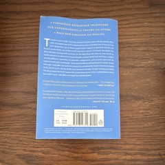 Bessel van der Kolk M.D. The Body Keeps the Score Paperback 2015 English