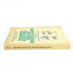 TOM BROWN’S GUIDE TO WILD EDIBLE AND MEDICINAL PLANTS by Tom Brown Jr. – 1985 PB