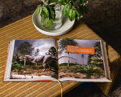 Dinosaur World: over 1,200 Amazing Dinosaurs, Famous Fossils, and the Latest Dis