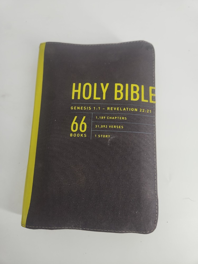 Zips Bible NLT (Canvas, Charcoal/Yellow) by Tyndale