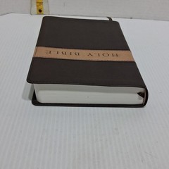 Holy Bible Gift & Award Edition New TYNDALE Living Translation READ