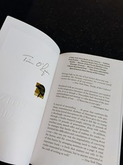 THE THINGS THEY CARRIED by TIM O’BRIEN – SIGNED! – PAPERBACK EDITION