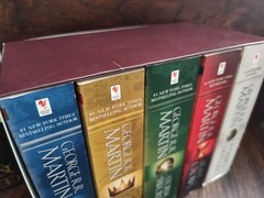 A Song of Ice and Fire 5-Book Box Set– Game of Throne + Fire & Blood, GRR Martin