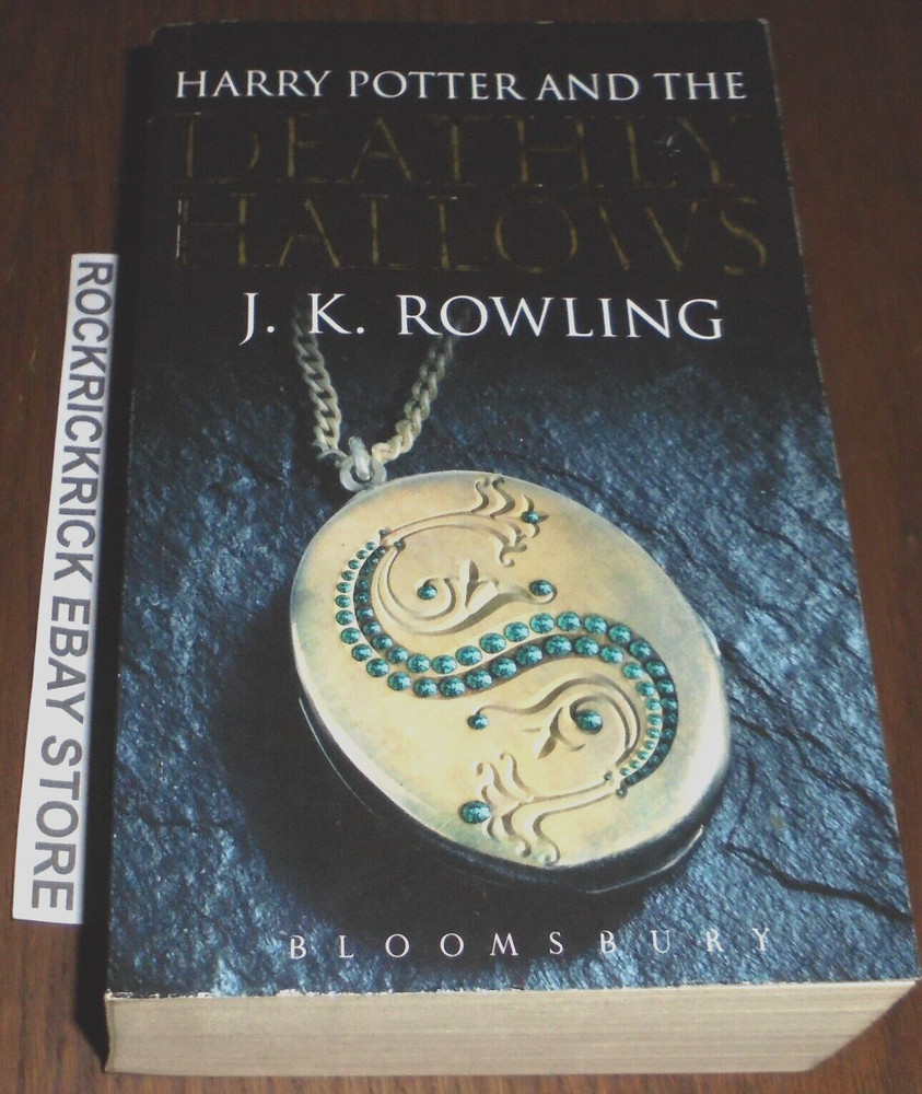 HARRY POTTER AND THE DEATHLY HALLOWS BY J. K. ROWLING (832 PAGES) 2008