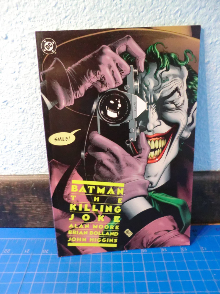 Batman: The Killing Joke – Paperback, by Moore Alan -Like New