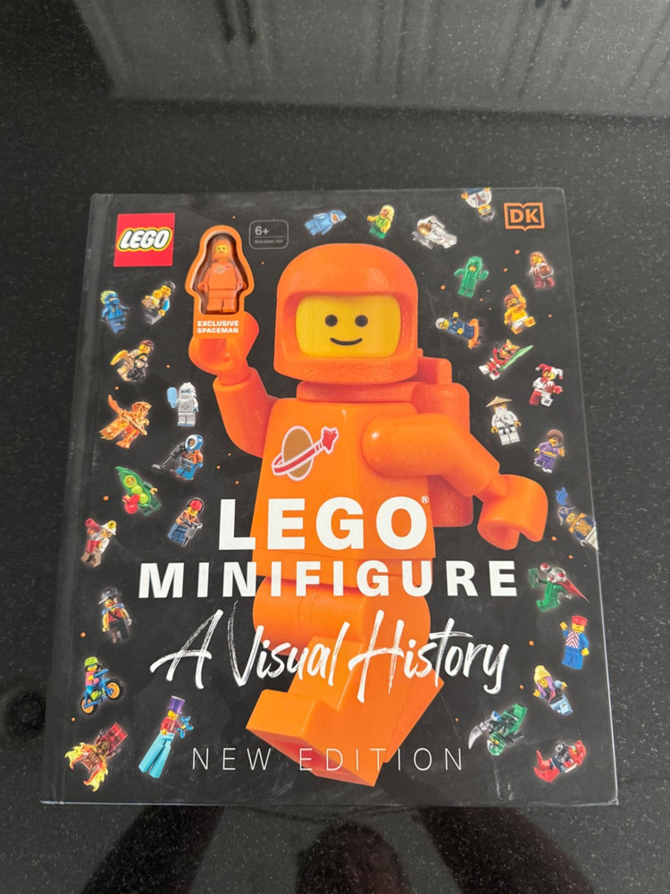 LEGO MINIFIGURE A Visual History – New Edition – With Exclusive Orange Spaceman!