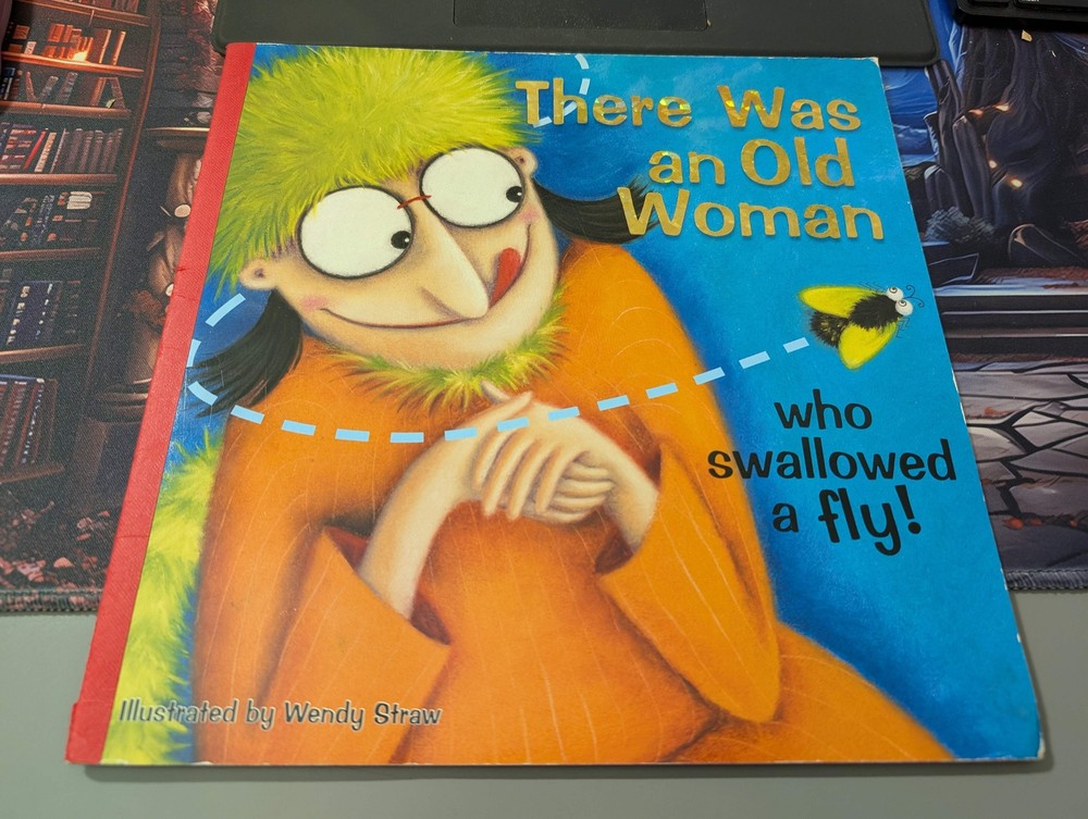 There Was an Old Woman Who Swallowed a Fly by Wendy Straw Paperback VERY GOOD