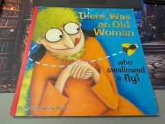 There Was an Old Woman Who Swallowed a Fly by Wendy Straw Paperback VERY GOOD