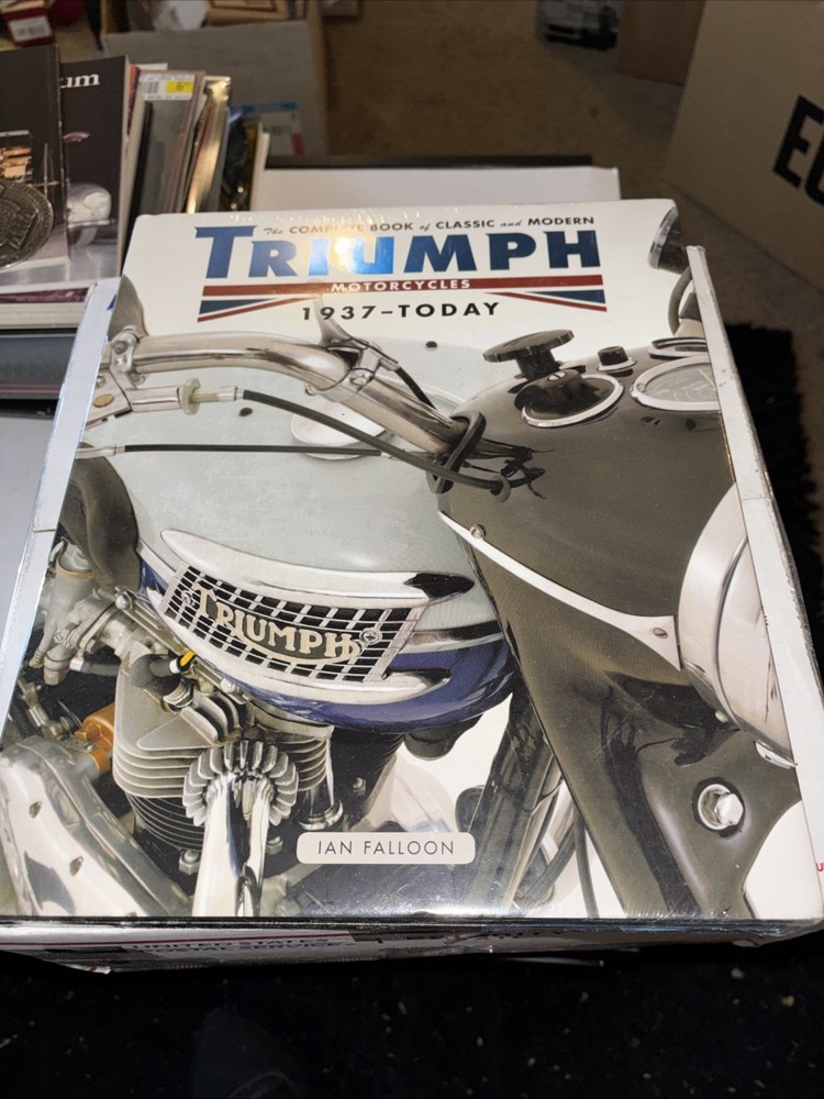 Complete Book Ser.: The Complete Book of Classic and Modern Triumph Motorcycles