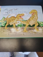 Discovering dinosaurs Book and 5 jigsaw puzzles