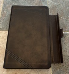 MAGNETIC CLOSURE NIV GIANT PRINT(12pt) Personal Size Bible Brown Leathersoft