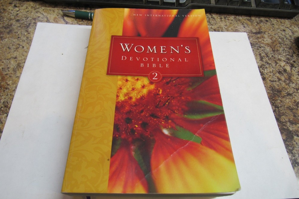 Women’s Devotional Bible 2: New International Version – Zondervan – Acceptab…