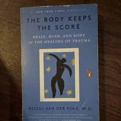 The Body Keeps the Score by Bessel van der Kolk, M.D. – Paperback 2015 English