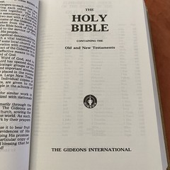 Holy Bible Placed by The Gideons King James Version 1985 Hardcover Gold GUC