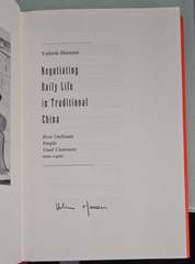 valerie hansen NEGOTIATING DAILY LIFE IN TRADITIONAL CHINA 600-1400 hardcover