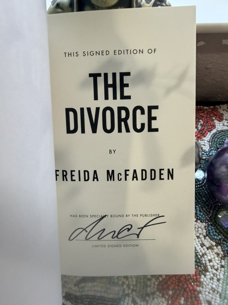FREIDA MCFADDEN THE DIVORCE SIGNED AUTOGRAPHED 1ST ED/ 1ST PRINT BOOK – #1