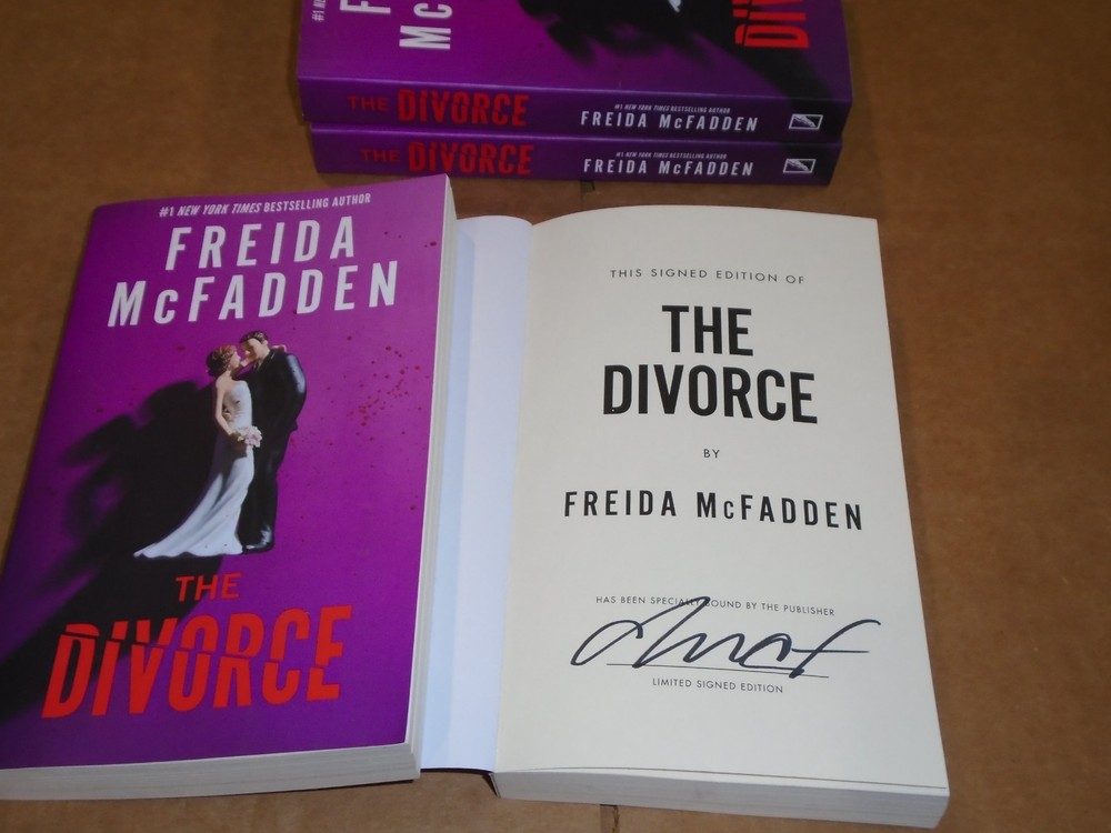 Signed Freida McFadden The Divorce US First Paperback The Housemaid