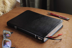 NIV, Thinline Bible, Large Print, Bonded Leather, Black, Red Letter, Comfort Pri