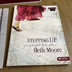 Stepping Up Leader Kit: A Journey Through the Psalms of Ascent Beth Moore