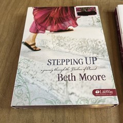 Stepping Up Leader Kit: A Journey Through the Psalms of Ascent Beth Moore