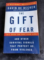 Gift Of Fear – Gavin De Becker – Paperback Survival Signals That Protects Us