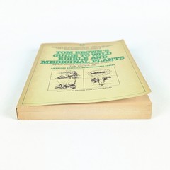 TOM BROWN’S GUIDE TO WILD EDIBLE AND MEDICINAL PLANTS by Tom Brown Jr. – 1985 PB