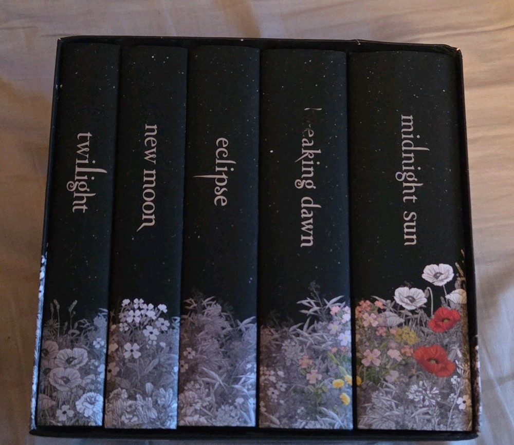 Stephenie Meyer Twilight Saga Deluxe Hardcover Collection Box Set 2025