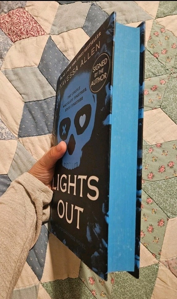SIGNED Waterstones LIGHTS OUT Navessa Allen INTO DARKNESS Sprayed Edges UK 1/1