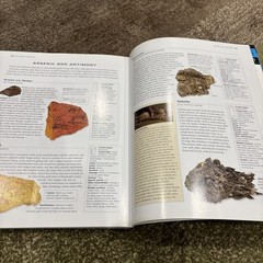 Illustrated Guide to Minerals of the World by John Farndon (Paperback)