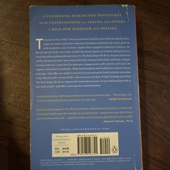 The Body Keeps the Score by Bessel van der Kolk, M.D. – Paperback 2015 English