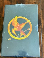 The Hunger Games Trilogy By Suzanne Collins – 3 Book Set with Case *New Sealed*