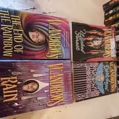 HUGE Lot 37 V.C. Andrews Used Paperback Books Includes several Keyhole Covers
