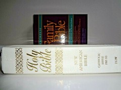 „Catholic Family Bible” NEW Ivory And Gold 11″ x 9″ Great Gift