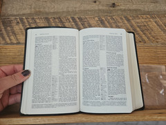 Classic 1984 NIV Compact Reference Bible in Black Bonded Leather Red Letter VG