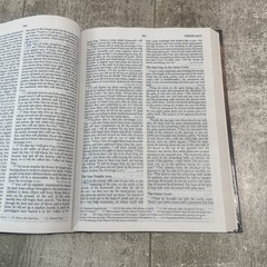 The Living Insights Study Bible NIV By Charles R Swindoll (1996) HC