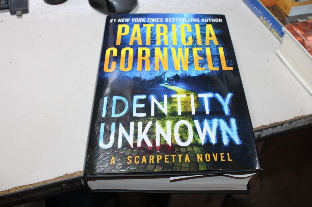 Identity Unknown; Kay Scarpetta – 9781538770382, Cornwell, hardcover, new