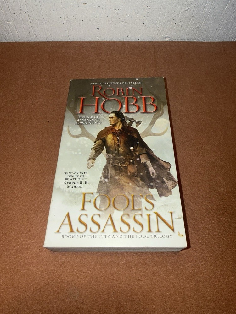 Fool’s Assassin: Book I of the Fitz and the F- paperback, Robin Hobb, 0553392913