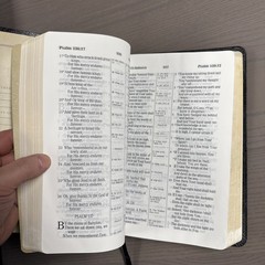 Holy Bible NKJV Giant Print Center Column Nelson 994 Black Leather Indexed