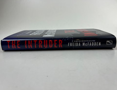 Freida McFadden „The Intruder” Hard Cover (A #1 New York Bestselling Author)