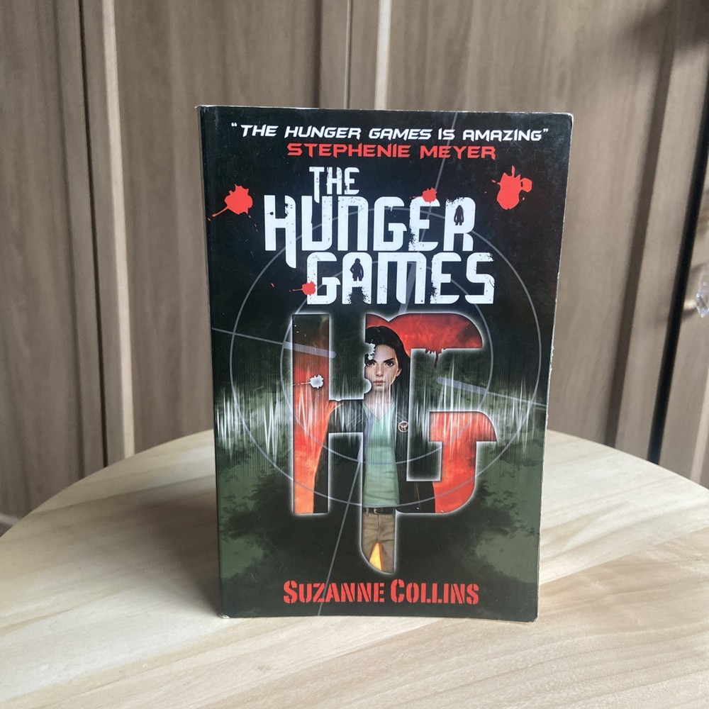 Hunger Games by Suzanne Collins (Trade Paperback)