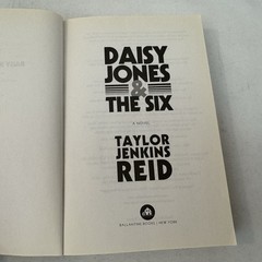 Daisy Jones and the Six: Reese’s Book Club Taylor Jenkins Reid Fast Ship