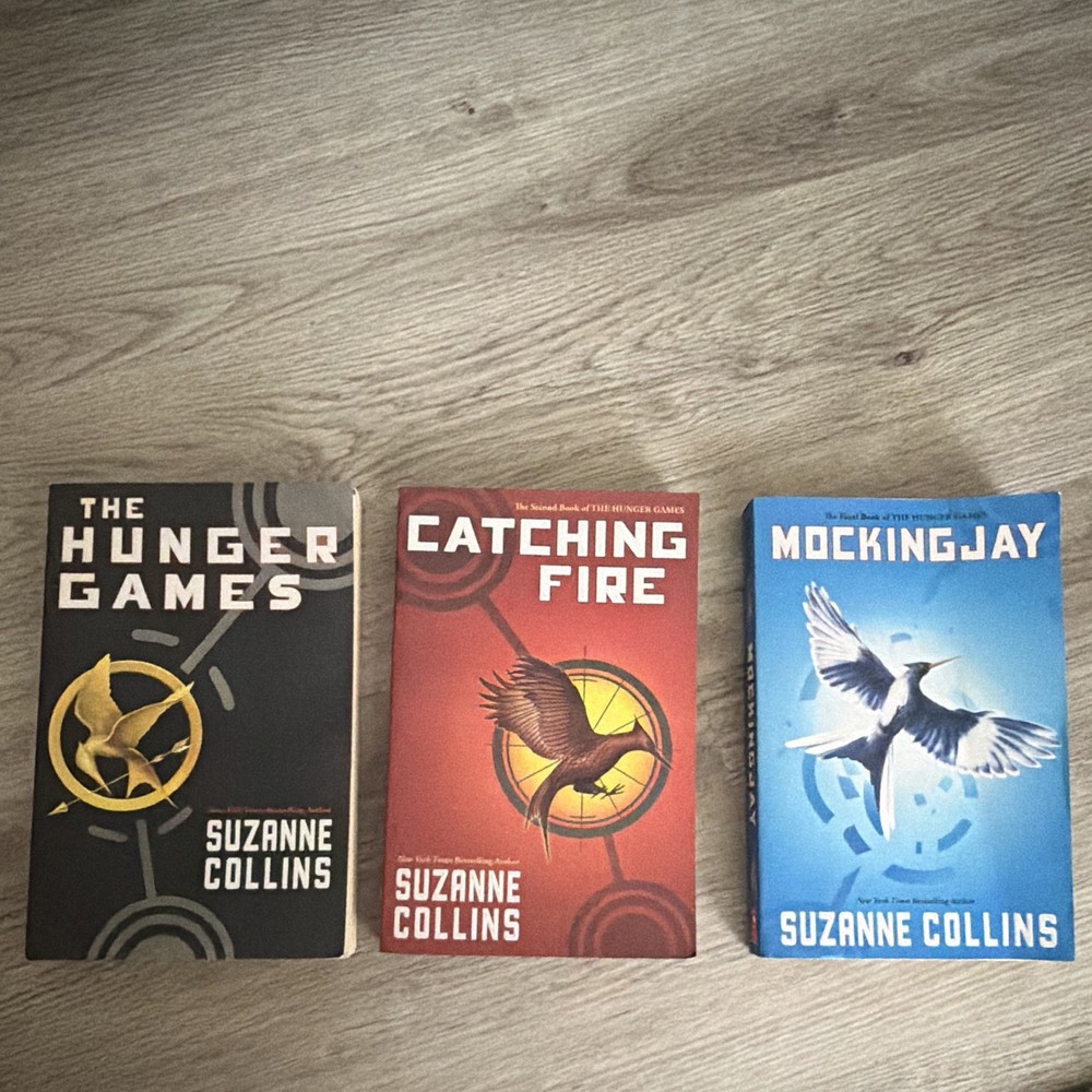 Suzanne Collins Hunger Games Trilogy: Hunger Games, Catching Fire, Mockingjay