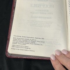 KJV HOLY BIBLE Gift Edition Tyndale Red Letter King James Version 2374-0 9/1981