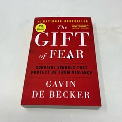 Back Bay Books The Gift of Fear, Red Trade Paperback by de Becker