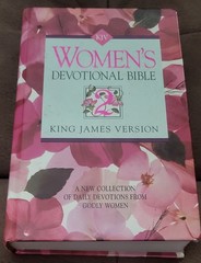 Women’s Devotional Bible Zondervan Hardcover Book Daily Devotions Faith VG