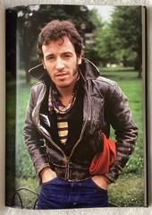 “BRUCE SPRINGSTEEN – An Illustrated Biography” – Hardcover – 184 Pages! – MINT!