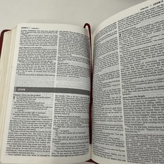 Compact Slimline Edition Holy Bible New Living Translation Tyndale House 6 1/4″