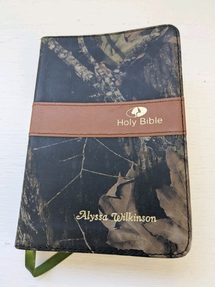 NKJV Compact Mossy Oak Camo Outdoors Bible LeatherSoft 1990