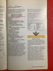 PILLSBURY HOLIDAY BAKING RECIPES COOKBOOK 96 PAGES 2000 COOKIES SPRITZ CHRISTMAS